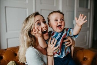 Estimula la comunicación de tu bebé de 7 meses por medio de juegos Bebé de 7 meses jugando y sonriendo con su mamá
