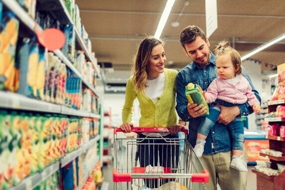 Conoce qué frutas contienen los probióticos saludables. Papá y mamá en el mercado comprando probióticos saludables.