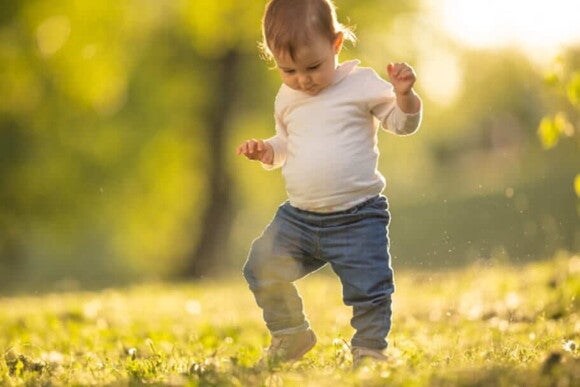 Bebé caminando solo Bebé caminando solo