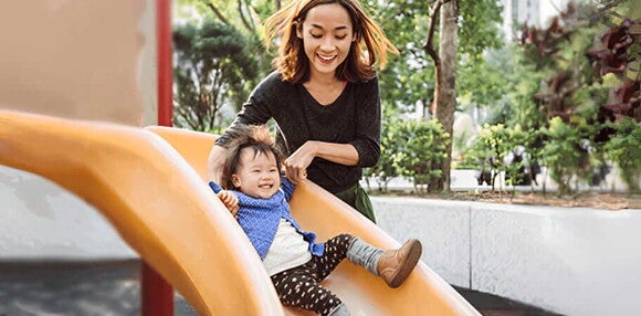Mamá y bebé en el parque Mamá y bebé en el parque