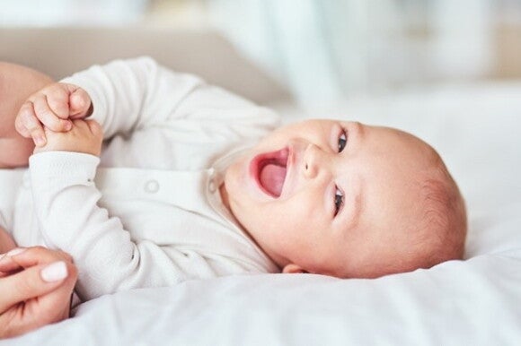 Los hitos del desarrollo de un bebé de 6 meses Bebé de 6 meses sonriendo