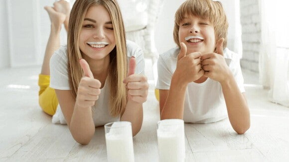 Mamá e hijo acostados en el piso y sonriendo