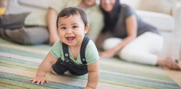 El gateo hace parte de la motricidad gruesa de tu bebé de 10 meses. Bebé de 10 meses gateando