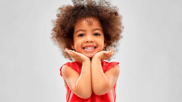Niña pequeña sonriendo