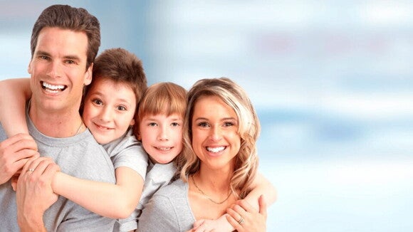 Papá, dos hijos y mamá sonriendo