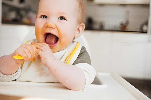 Las papillas son una opción de alimento sólido Bebé comiendo papilla como alimento sólido