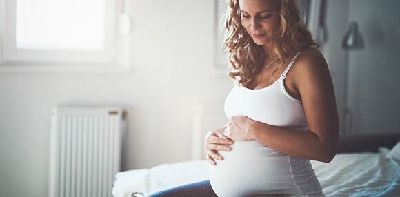 La preeclampsia pone en riesgo la vida del bebé y la mamá por lo que debes consultar al médico. Riesgos de la preeclampsia para la mamá y el bebé.