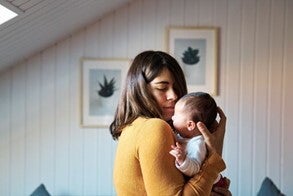 El hipo en los recién nacidos se produce por inhalación rápida de aire Mamá aliviando el hipo de su bebé recién nacido