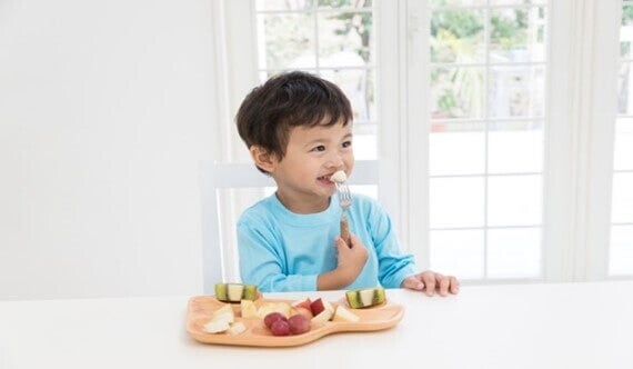 Conoce que son los probióticos saludables. Niño contento consumiendo probióticos saludables.
