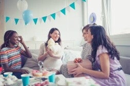 Puedes dar regalos en la fiesta de revelación de género Celebración y entrega de regalos en la revelación de género