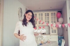 Decorar de forma especial y con expectativa es lo ideal Mujer embarazada en la para la revelación de género