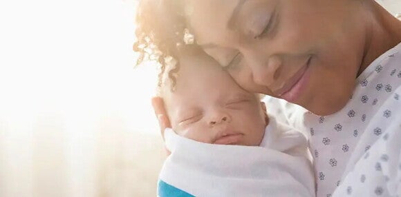 Identifica los signos de alarma de un bebé de dos meses. Mamá abrazando a su Bebé de dos meses.