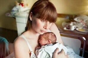 Una de las manera para calmar el hipo en los recién nacidos es cambiarlo de posición Mamá cargando a su bebé para aliviar el hipo