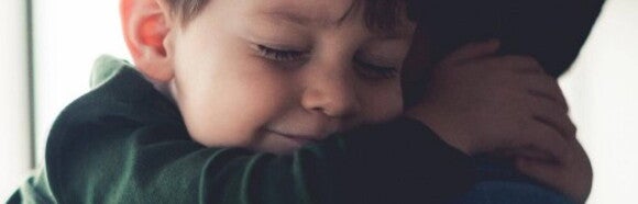 Niño abrazando a su padre Niño abrazando a su padre