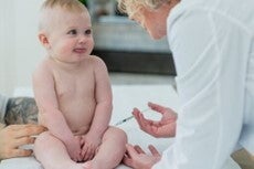 Conoce cuándo debes consultar al médico en la varicela para bebés Doctora medicando el bebé con varicela