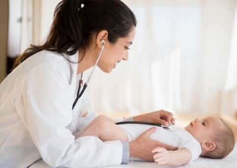 Conoce los cuidados y tratamientos de la varicela en bebés Doctora siguiendo el tratamiento de la varicela en bebés