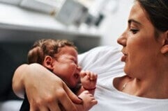 Conoce cuáles son los síntomas de la varicela en bebés Mamá calmando a su bebé que tiene síntomas de varicela